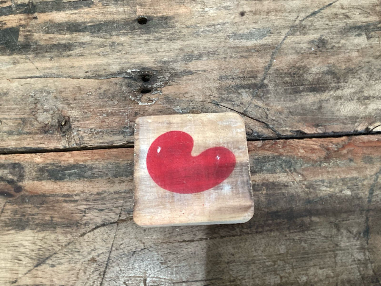 Holzsymbol - rotes Herz- im Scrabble-Style